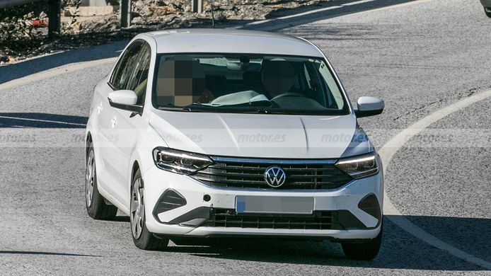 Volkswagen Polo Sedán 2023 - foto espía frontal