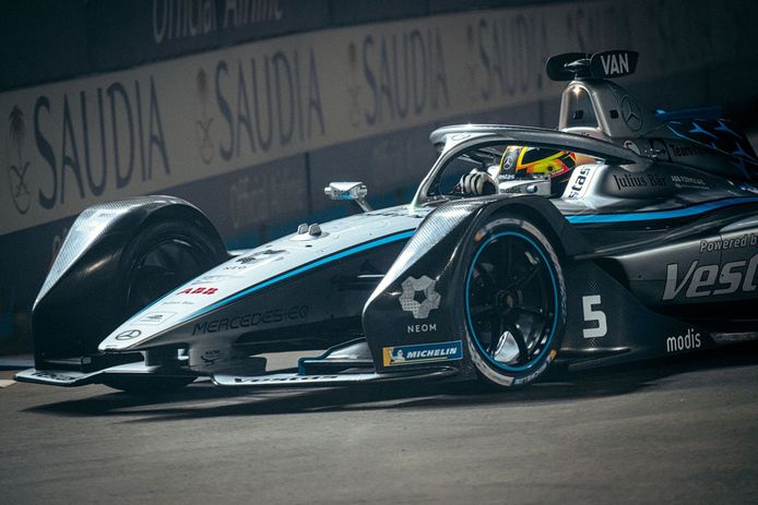El campeón Nyck de Vries lidera el doblete de Mercedes en Ad-Diriyah
