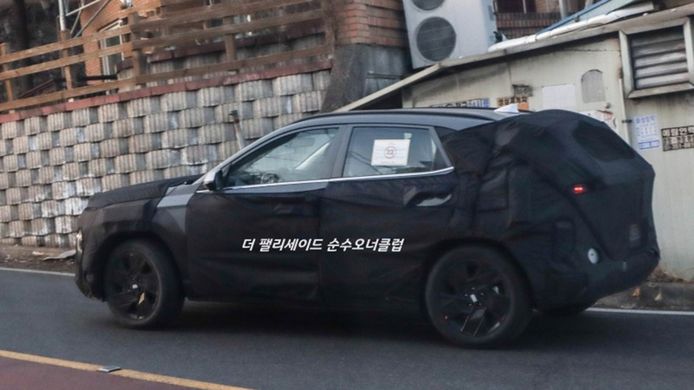 Hyundai Kona 2024 - foto espía lateral