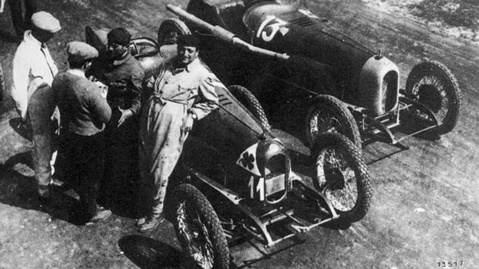 Enzo Ferrari mira a la cámara antes de la Targa Florio de 1923