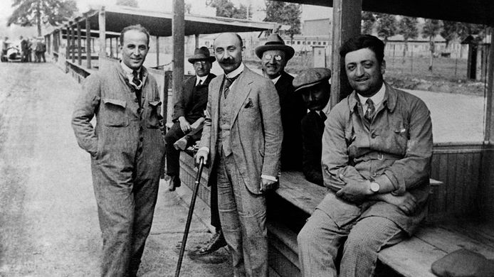 Giorgio Rimini, Nicola Romeo y Enzo Ferrari en el box de Monza, en 1923