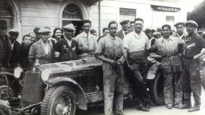 Enzo Ferrari posa en su última carrera, la Tre Provincie de 1931
