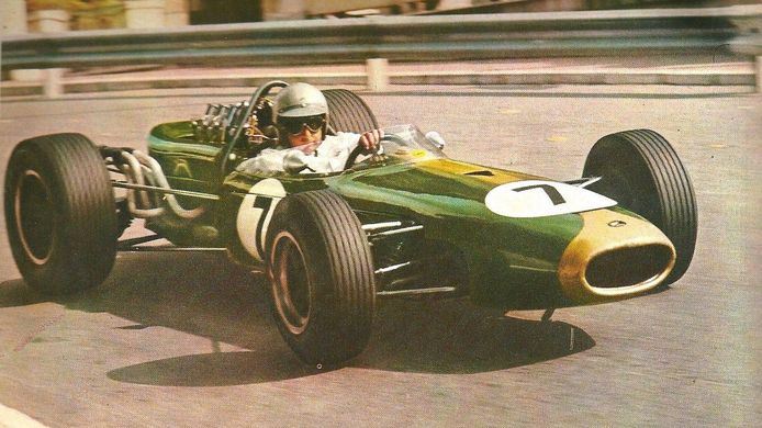 Jack Brabham a los mandos de su propio coche en 1966