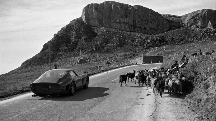 Phil Hill inspecciona el circuito de la Targa Florio en 1962