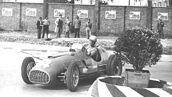 Alberto Ascari, con el Ferrari 166F2, en 1950