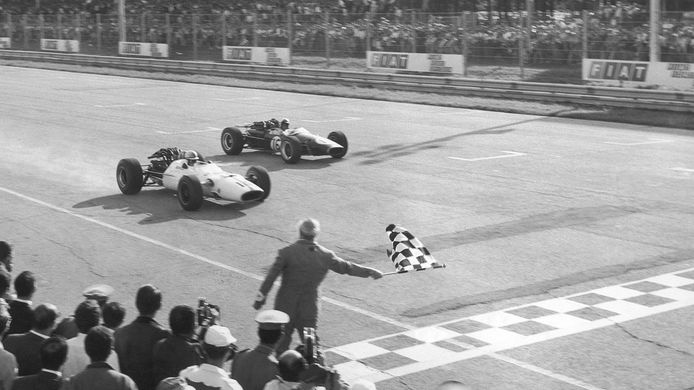 John Surtees gana delante de Jack Brabham