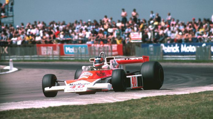 Villeneuve con el McLaren M23 en Silverstone 1977