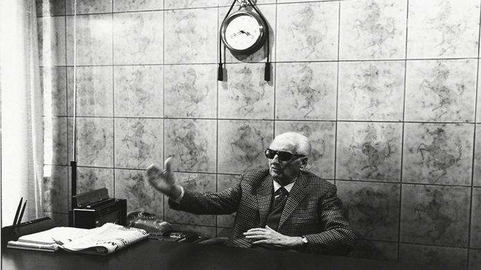 Enzo Ferrari en su despacho en 1985