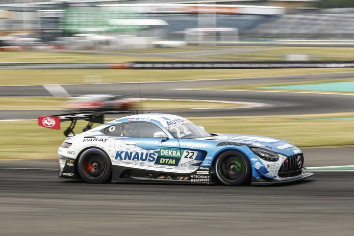 Sheldon Van der Linde surprises the Mercedes 'army' and wins at the Lausitzring