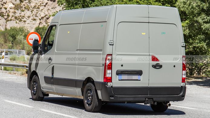 Renault Master 2024 - foto espía posterior