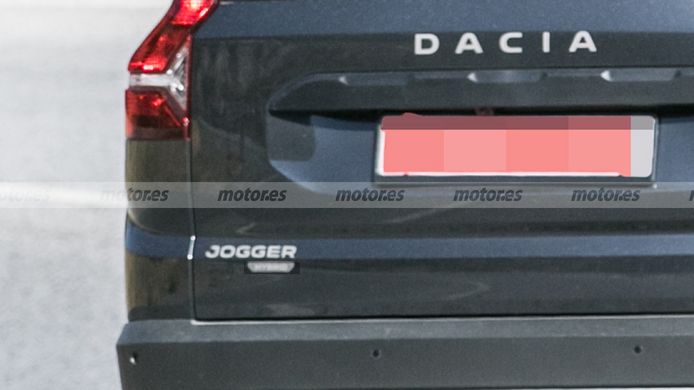 Dacia Jogger Hybrid - foto espía posterior