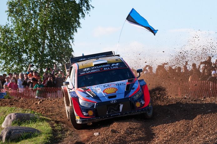 Kalle Rovanperä pone la directa hacia el título del WRC en Estonia