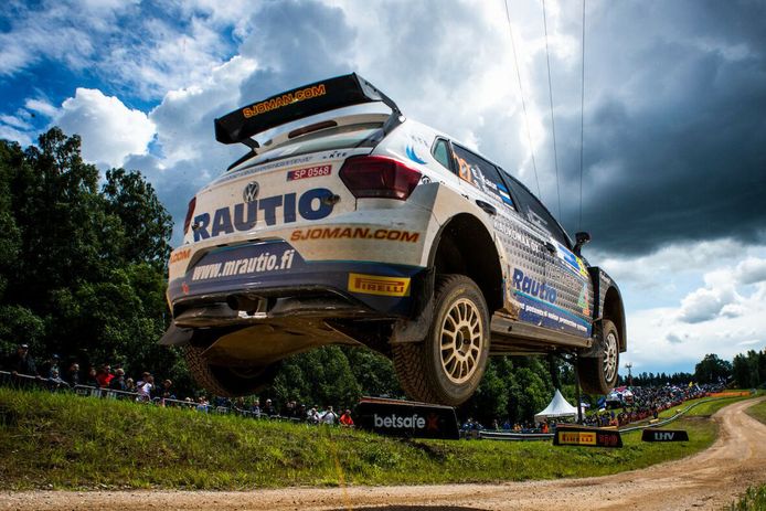 Los líderes de WRC2 ceden el testigo a sus rivales en el Rally de Finlandia