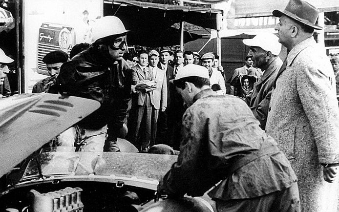 De Portago habla con Enzo Ferrari durante la prueba