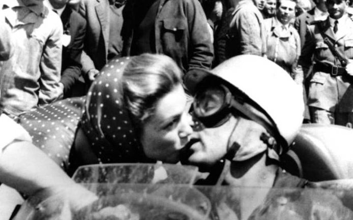 El beso en Roma entre Linda Christian y Alfonso De Portago
