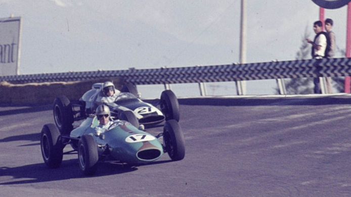 Jack Brabham y Bruce McLaren luchan en el liderato