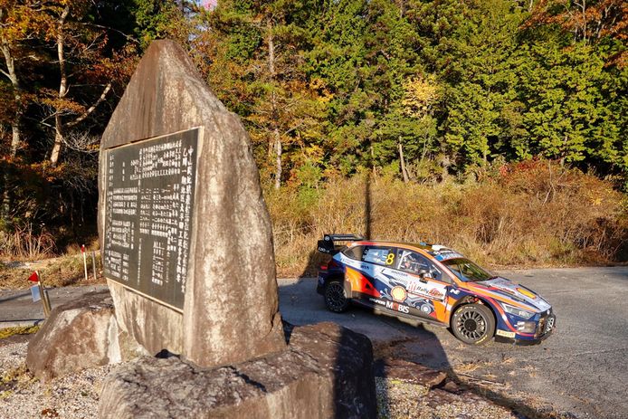 Elfyn Evans y Thierry Neuville se quedan solos en la batalla por el Rally de Japón