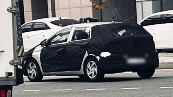 Hyundai i20 2024 - foto espía posterior