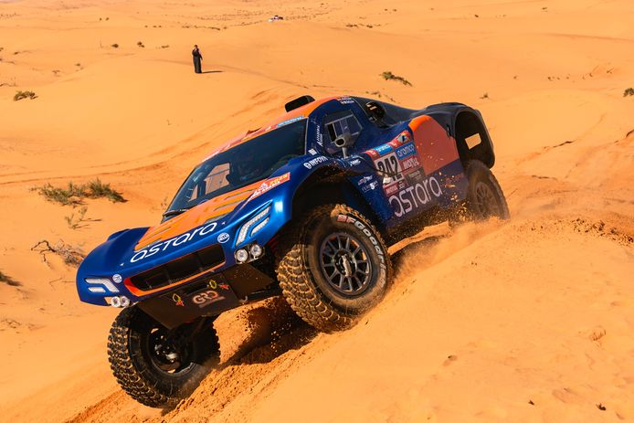 Carlos Sainz sucumbe a la dureza del Dakar y no cumple con el recorrido de la sexta etapa