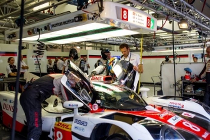 Foto 1 - Fotos Fernando Alonso test Bahrein Toyota LMP1