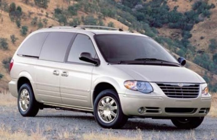 Chrysler llama a revisión por problemas en el acelerador.