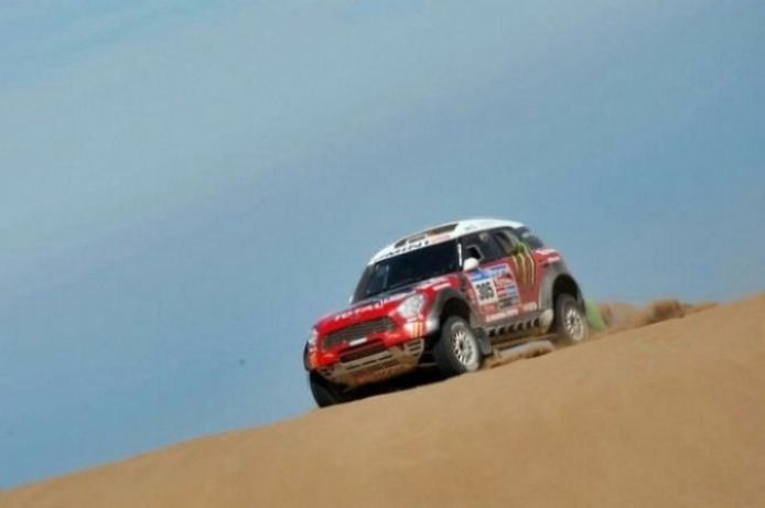 El Mini Countryman sufre un accidente en el día de descanso y debe abandonar el Dakar 2011