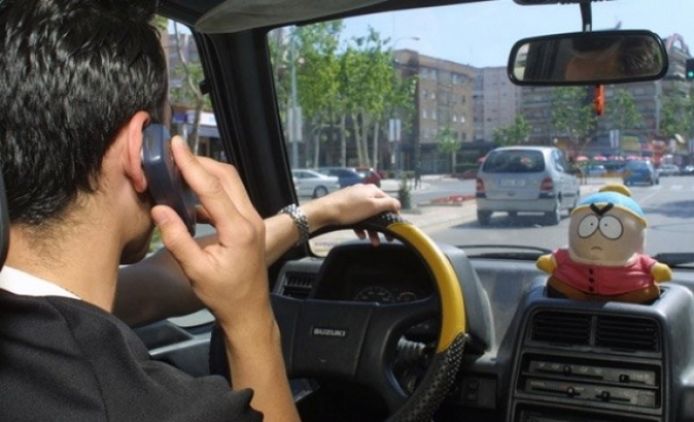 La principal distracción de los conductores, hablar por el móvil