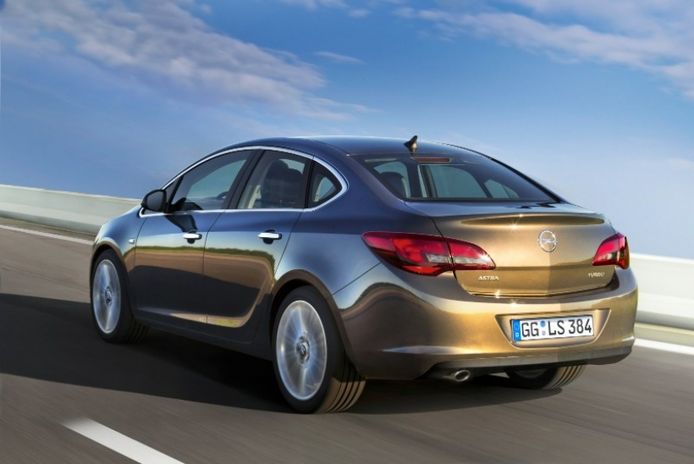Opel Astra Sedán 2012: Más bonito que nunca