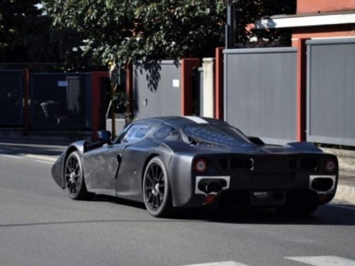 El Ferrari F70, reemplazante del Enzo, ya gira por las calles de Maranello