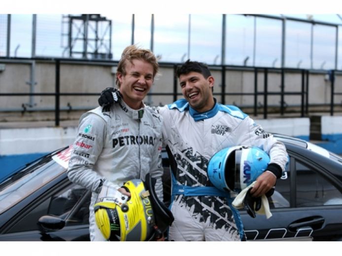Nico Rosberg y el futbolista Sergio Agüero en un desafío a toda velocidad