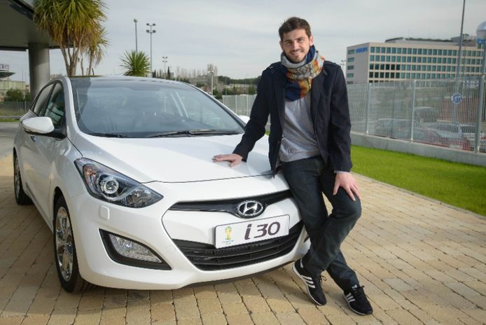 Hyundai entrega un i30 a Iker Casillas