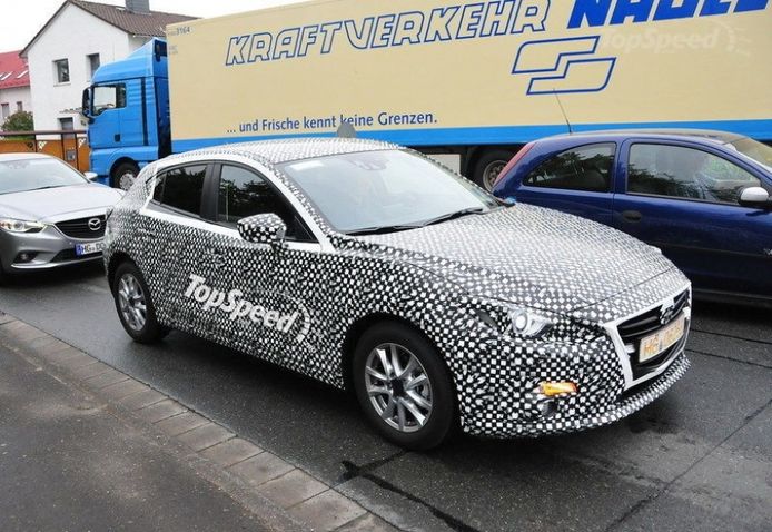 Mazda 3 2014, cazado por los fotógrafos espía por fuera y por dentro