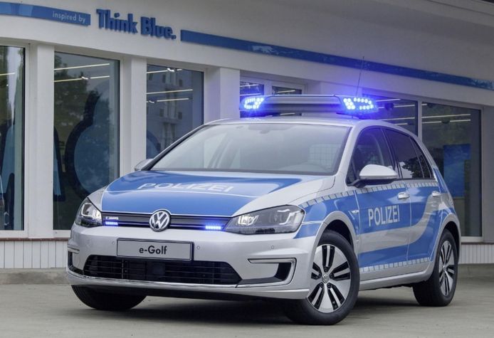 El Volkswagen e-Golf se viste de coche policía