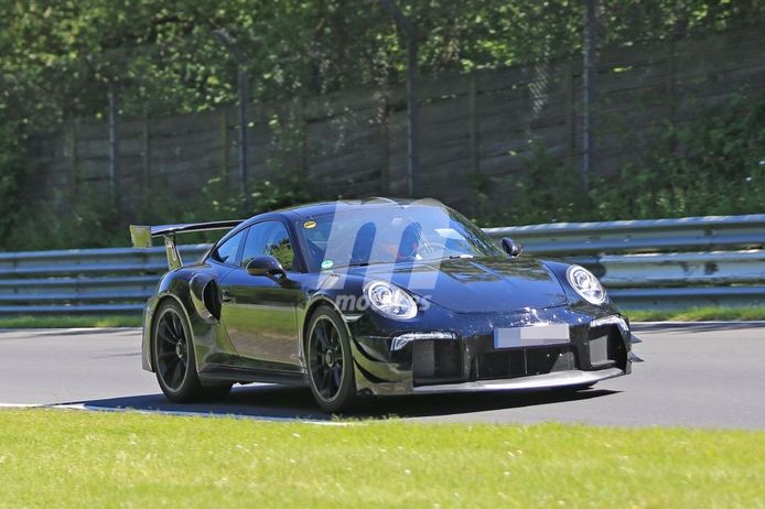 El esperado Porsche 911 GT2 RS posa para nuestra cámara