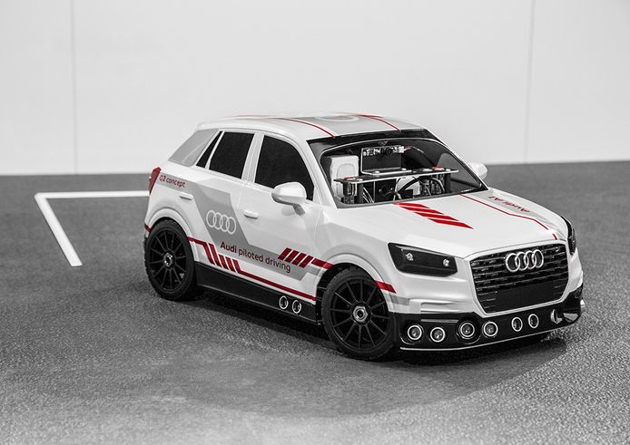 Audi muestra sus avances en la conducción autónoma con un Audi Q2 a escala