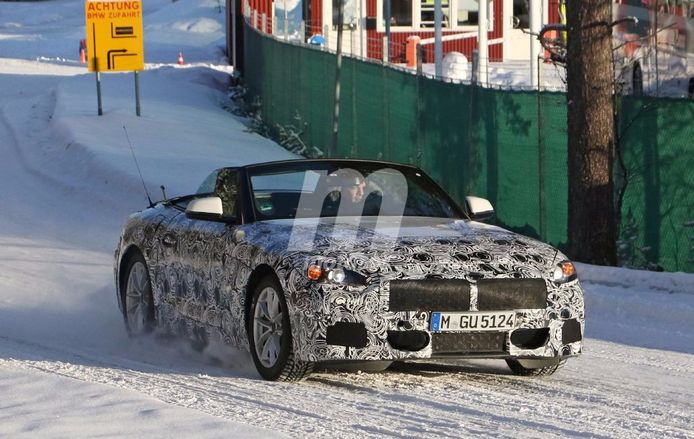 El BMW Z5 Roadster 2018 se descapota en mitad de una carretera nevada