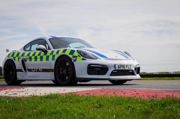 La policía de Norfolk estrena nueva arma: suma a su flota un Porsche Cayman GT4