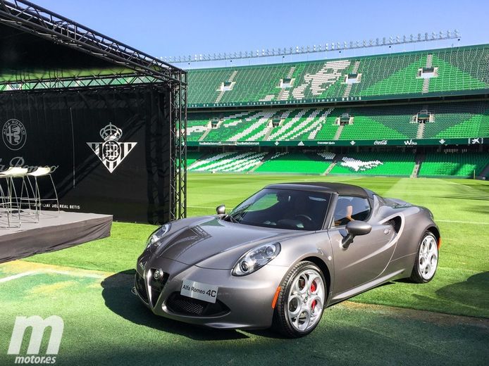 Alfa Romeo entrega las llaves de sus vehículos a los jugadores del Betis