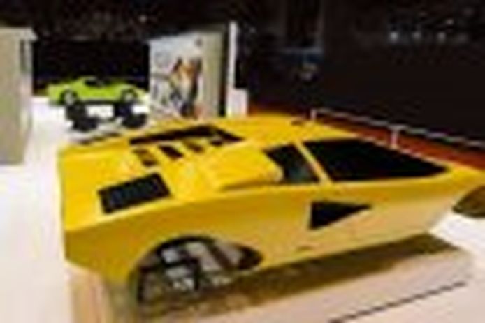 Lamborghini Polo Storico presenta dos magníficos Miura y Countach