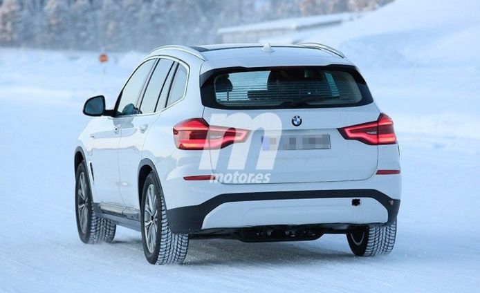BMW iX3 2020 - foto espía posterior