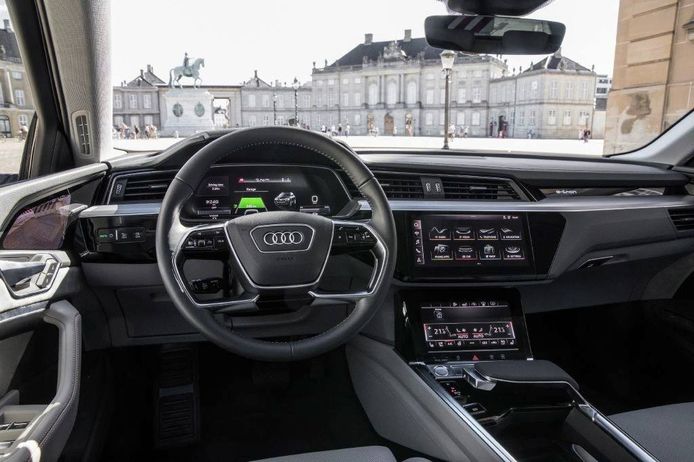 El interior del Audi e-tron al descubierto con sus retrovisores digitales