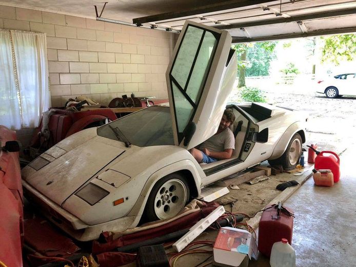Este Lamborghini Countach lleva 20 años abandonado en el garaje de su abuela