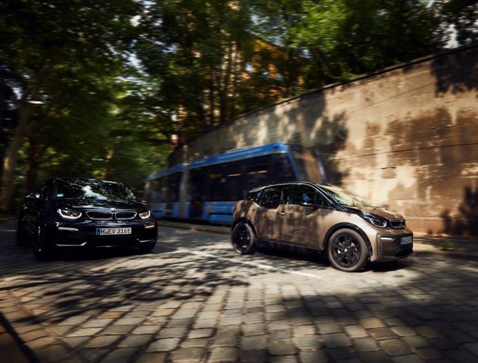 La gama del BMW i3 supera los 300 kilómetros de autonomía gracias a una batería más potente