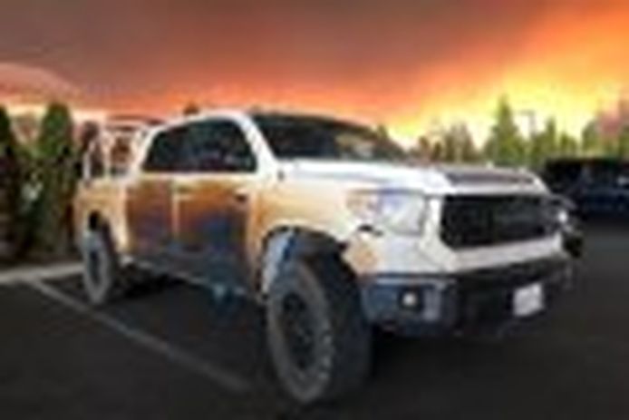 Toyota regala un nuevo Tundra a uno de los héroes de los incendios de California