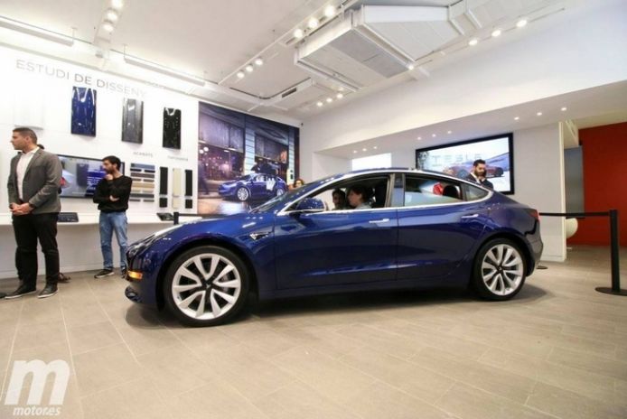 El Tesla Model 3 pisa por primera vez España. ¡Así luce el ‘baby Tesla’!