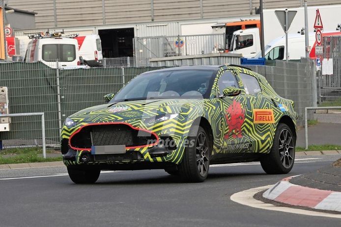 El nuevo Aston Martin DBX se adentra en la pista de pruebas de Nürburgring