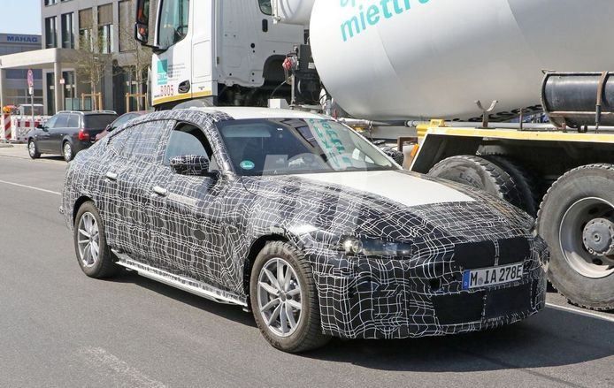 El futuro BMW i4 vuelve a dejarse ver en pruebas, interior incluido