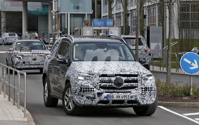 El nuevo Mercedes GLS 2020, cazado a las puertas del centro de desarrollo en Alemania