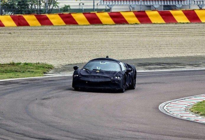 El nuevo Ferrari V8 híbrido tendrá 3 motores eléctricos y tracción total