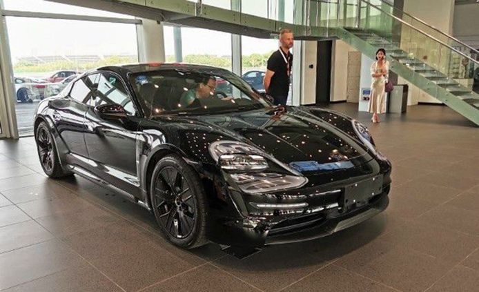 El nuevo Porsche Taycan ya es expuesto en los concesionarios chinos